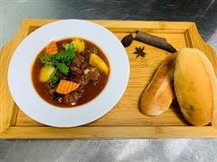 Bò sốt vang kèm bánh mỳ