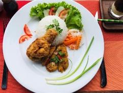 Cơm đùi gà chiên giòn Hàn Quốc