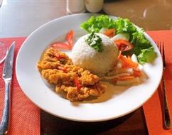 Cơm thăn lợn rán giòn sốt cay