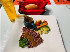 Bít tết Bò Mỹ Thần Tài kèm bánh mì
